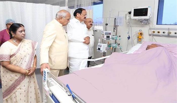 कावेरी अस्पताल जाकर उपराष्ट्रपति ने ली करुणानिधि के स्वास्थ्य की जानकारी 
