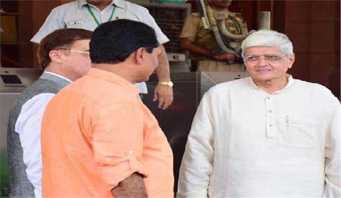 विपक्ष के उम्मीदवार गोपालकृष्ण गांधी ने नामांकन पत्र दाखिल किया