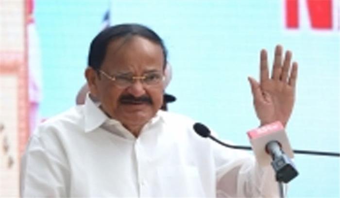 वेंकैया ने खेत में काम कर रहे तमिलनाडु सीएम की तस्वीर पोस्ट की