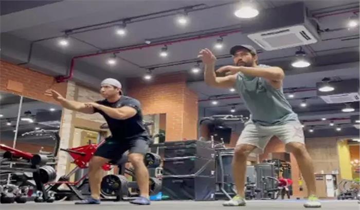 गिंगा कैपोइरा सीख रहे हैं विक्की कौशल गिंगा कैपोइरा सीख रहे हैं विक्की कौशल