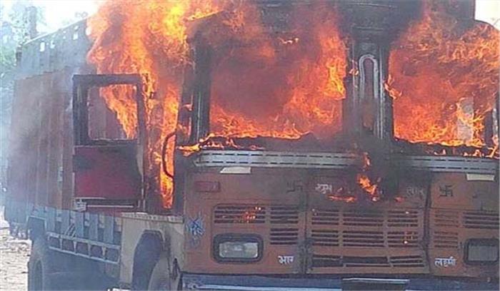 ट्रक में आग लगाने मामले में पचास से अधिक लोगों पर प्रकरण दर्ज