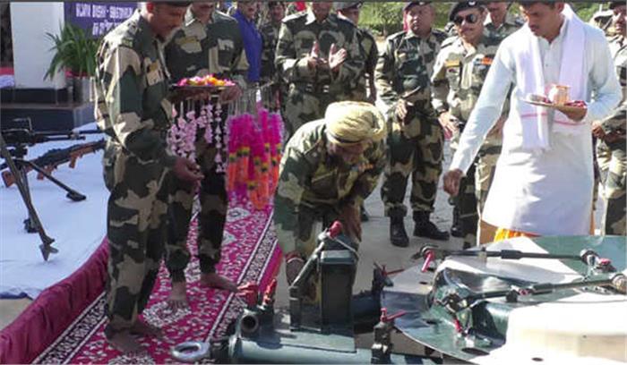 विजयदशमी पर बीएसएफ ने किया शस्त्र पूजन
