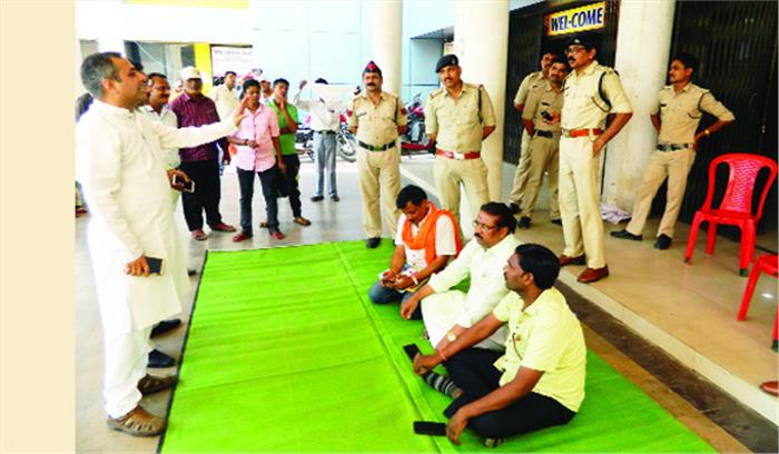 गिरफ्तारी का भय, केवल तीन पार्षद बैठे धरने पर