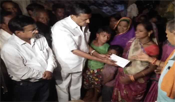 सर्पदंश से पीड़ित परिवार को मिली सहायता राशि