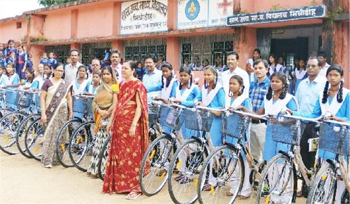छात्राओं को सायकल वितरित