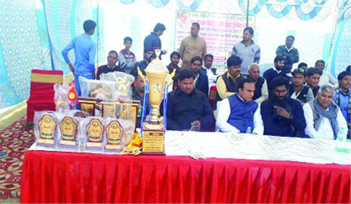 ग्रामीण प्रतिभागियों को पदक व प्रमाण-पत्र देकर किया सम्मानित