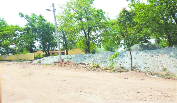 अस्पताल की जमीन पर डाल दिया राखड़, आक्रोश