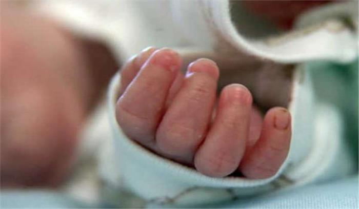 नवजात का शव मिलने से गांव में सनसनी