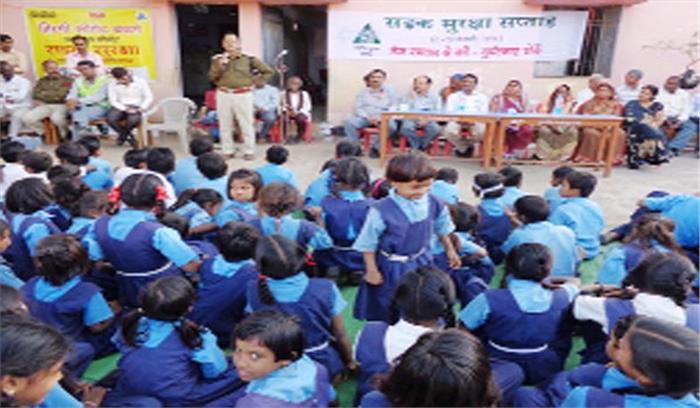 स्कूली बच्चों एवं  ग्रामीणों को सड़क सुरक्षा से संबंधित विडियो फिल्म दिखाई