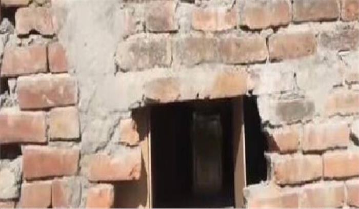 तहसीलदार ने बाउंड्री वॉल तोड़कर अवैध कब्जों को हटाया