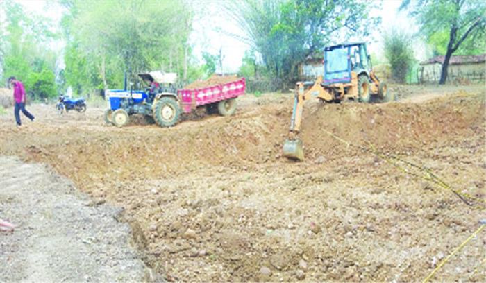 मिट्टी मुरूम का अवैध उत्खनन कर बनाया जा रहा करोड़ों का सड़क मिट्टी मुरूम का अवैध उत्खनन कर बनाया जा रहा करोड़ों का सड़क