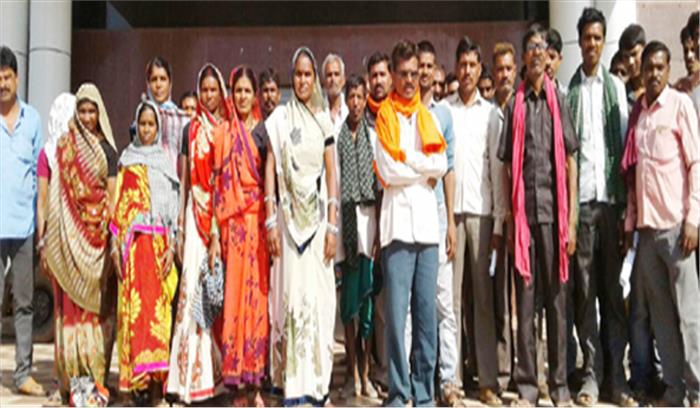 पीने के पानी को लेकर सैकड़ों ग्रामीणों ने कलेक्ट्रेट परिसर में मचाया हंगामा