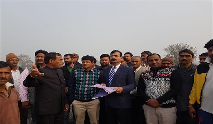 निरीक्षण के लिए झट्टा गांव पहुंचे अधिकारी
