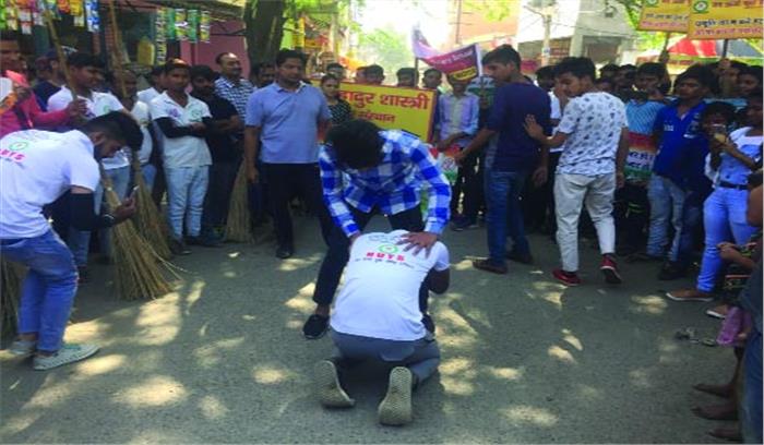 युवाओं के साथ मिलकर संस्थाओं ने दिया स्वच्छता का संदेश