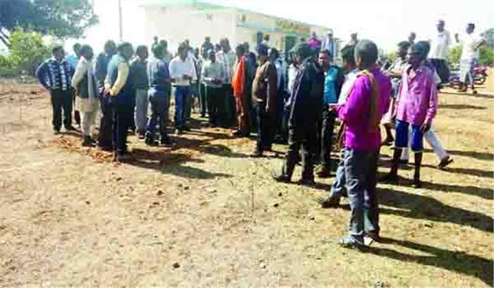 दो गांवों के बीच विवाद, हाईस्कूल का निर्माण कराया बंद