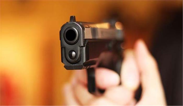 पांच ग्रामीणों को बदमाशों ने मारी गोली, 2 की मौत