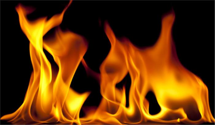  कारोबारी की हत्या से उग्र भीड़ ने किया पथराव,एंबुलेंस में आग लगी