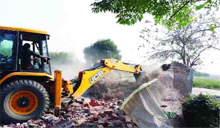 तोड़े जा रहे वायुसेना की बांबिंग रेंज में बने अवैध फार्म हाउस