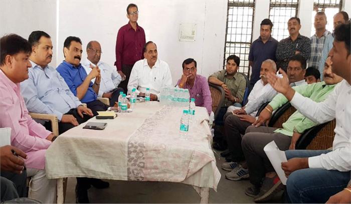 भूलेख विभाग के सवालों से बचते दिखे अधिकारी