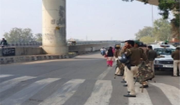 दिल्ली : अर्धसैनिक बलों की तैनाती के बावजूद हो रही पत्थरबाजी