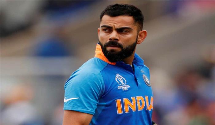 सेंटा क्लॉज बनकर बच्चों के बीच पहुंचे कोहली सेंटा क्लॉज बनकर बच्चों के बीच पहुंचे कोहली