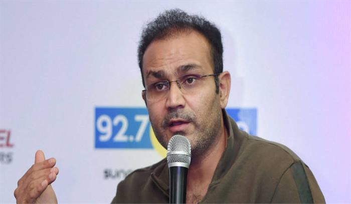 इमरान अपनी भद्द पिटवाने के नए तरीके निकालने में लगे हैं : सहवाग