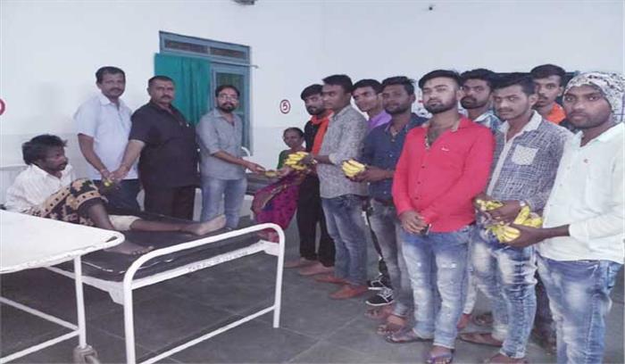 मोदी के जन्मदिवस पर मरीजों को फल वितरित