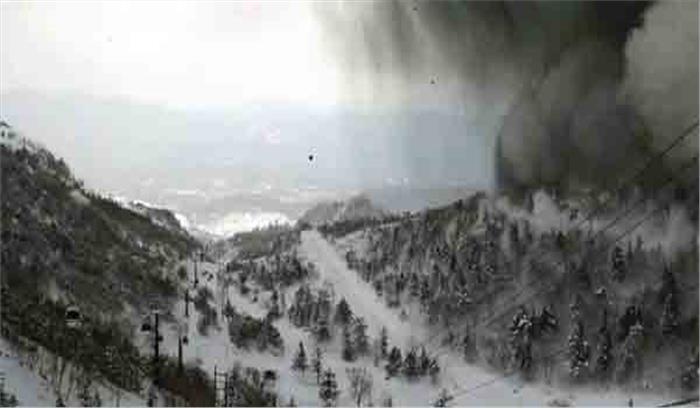 जापान में ज्वालामुखी विस्फोट के बाद हिमस्खलन, 15 घायल