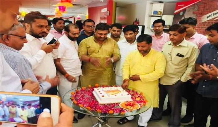 राज्यमंत्री अतुल गर्ग नेे शोरुम का किया शुभारंभ