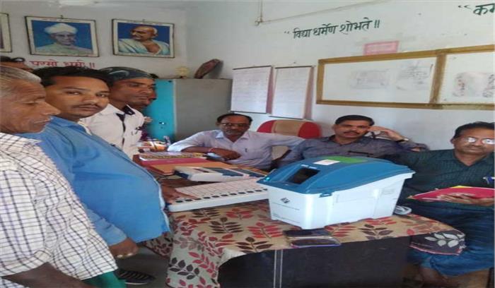 लोहरा कोर्ट में ईवीएम की दी गई जानकारी