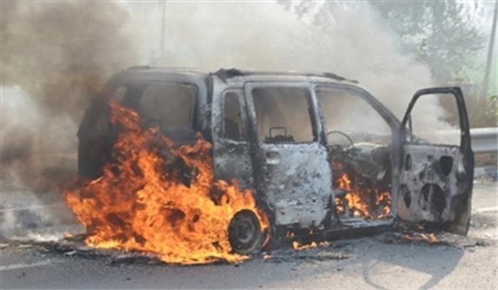 चलती कार में आग, चालक ने कूदकर बचाई जान