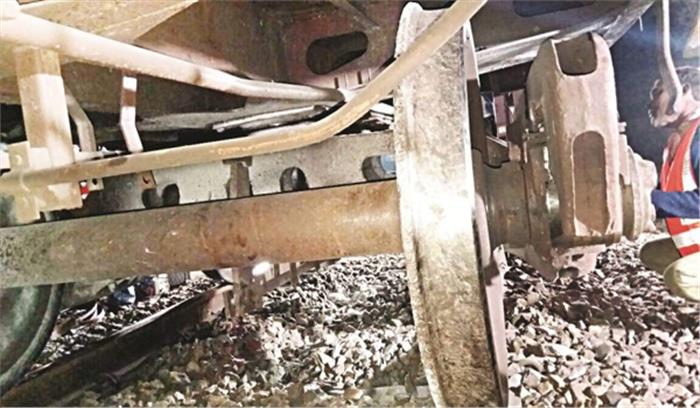 बिहार : मालगाड़ी के दो डिब्बे पटरी से उतरे, रेल परिचालन ठप