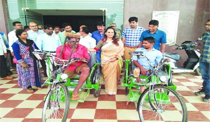 मोटराइज्ड ट्रायसिकल मिलने से शोभन एवं गेंदलाल की राह हुई आसान