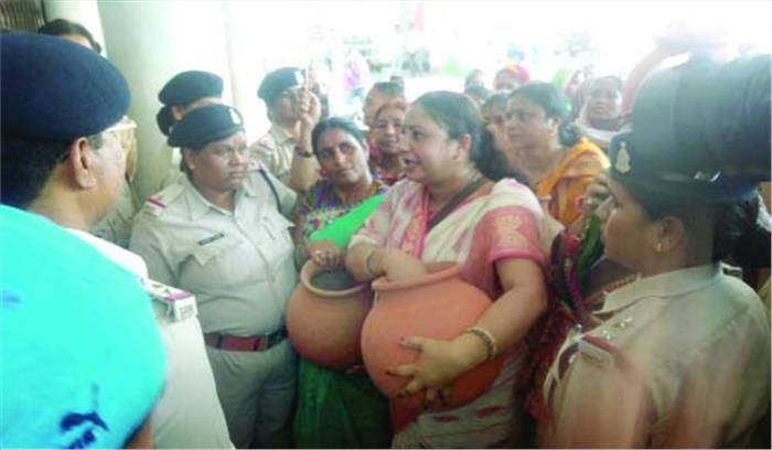 विकास भवन में महिला कांग्रेसियों ने फोड़ा मटका विकास भवन में महिला कांग्रेसियों ने फोड़ा मटका