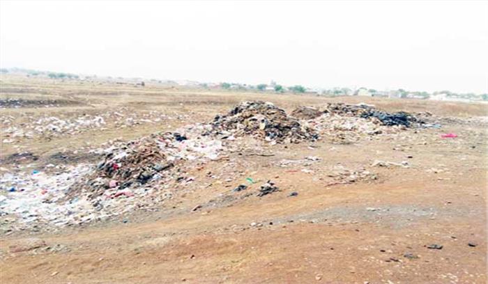 अधिकारी की मनमानी के चलते पालिका का टेंकर वार्डों में नहीं पहुंच पा रहा