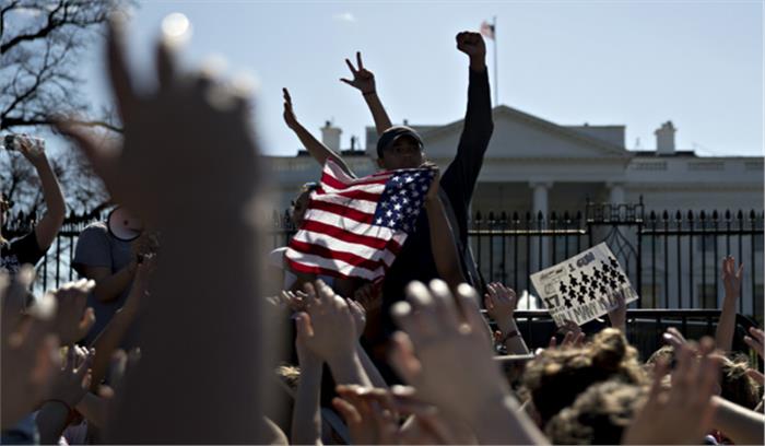 छात्रों ने किया ट्रम्प के बंदूक कानूनों के विरोध में आंदोलन