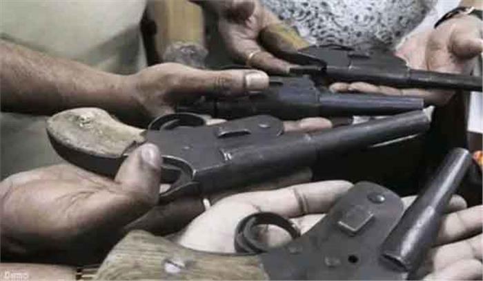 उप्र : हथियार बनाने की फैक्ट्री का पर्दाफाश, 18 तमंचे बरामद