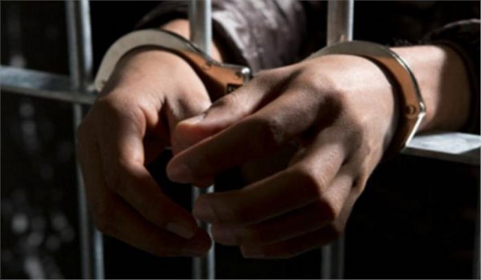 हथियार बेचते दो गिरफ्तार
