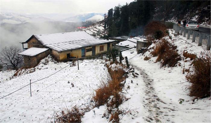 हिमाचल प्रदेश में पारे में तेजी से गिरावट, यातायात घंटों प्रभावित रहा