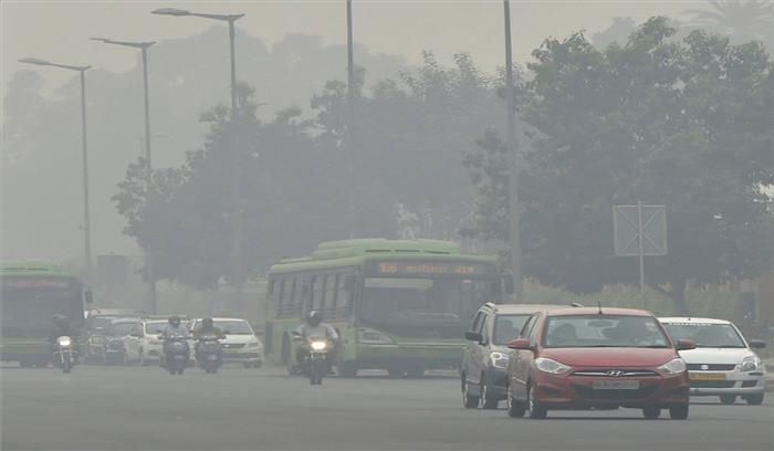 दिल्ली में धुंध भरी सुबह, वायु गुणवत्ता का स्तर बेहद खराब
