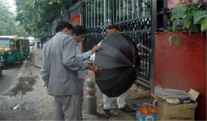 दिल्ली में बारिश से मौसम हुआ सुहावना