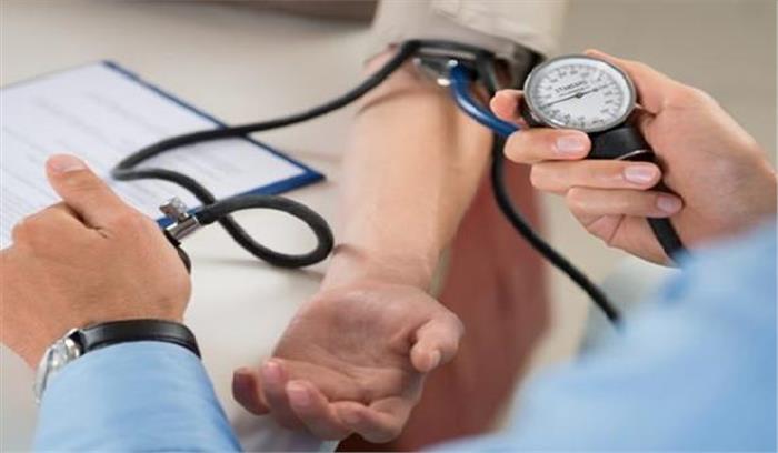 मौसमी बीमारी की चपेट में आए दर्जनों ग्रामीण