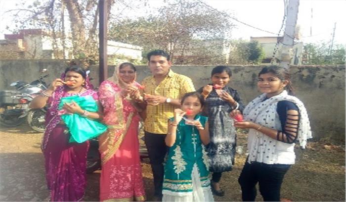 धूप से बचने  लोग ले रहें पेय पदार्थ का सहारा