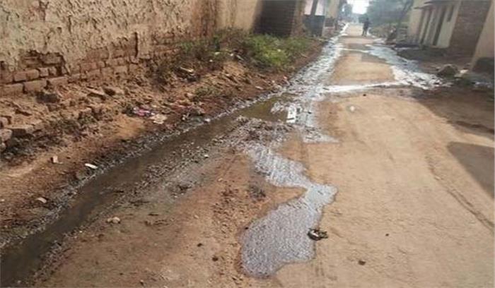 सड़क और घर में बहने लगा गंदा पानी तो बस्ती वालों ने खुद बनाई नाली