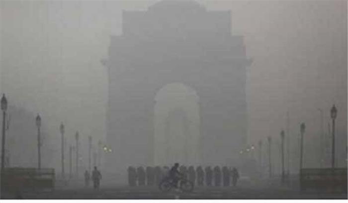 कोहरे की चादर में लिपटी दिल्ली