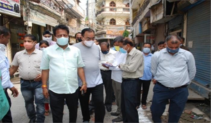 वेस्ट आजाद नगर में आईजीएल गैस कनेक्शन उपलब्ध कराने के लिए कंपनी के अधिकारियों के साथ महापौर के किया दौरा