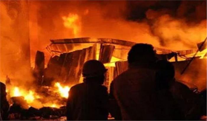 पश्चिम बंगाल : जल कर राख हुई प्लास्टिक फैक्टरी