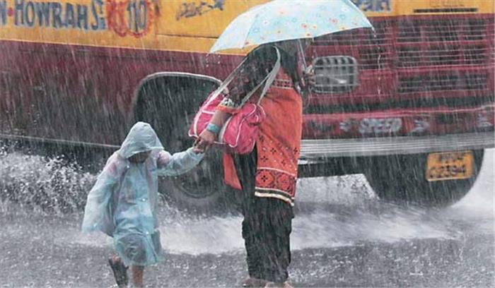 पश्चिम बंगाल : भारी बारिश से जनजीवन अस्त-व्यस्त