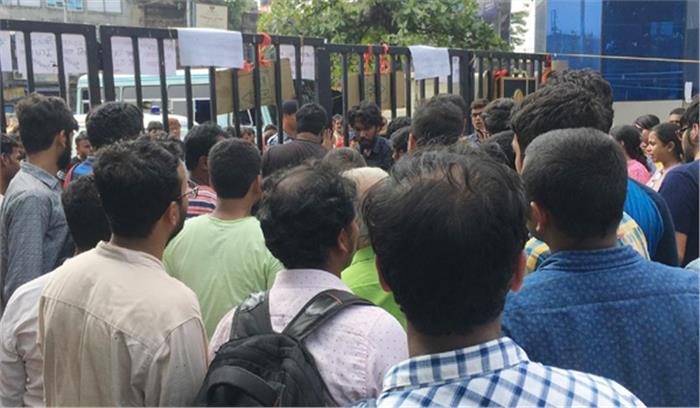 पश्चिम बंगाल में चिकित्सकों पर पथराव में 4 घायल