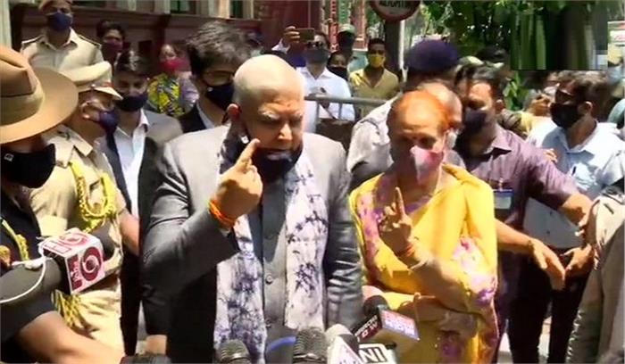 बंगाल चुनाव: राज्यपाल जगदीप धनखड़ ने पत्नी संग किया मतदान